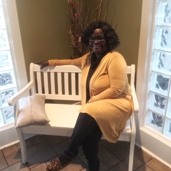 Meet your Posher, Gwenda - Picture 1 of 1